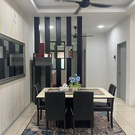 Klia Redza Homestay Kota Warisan Malay Only Сепанг Экстерьер фото